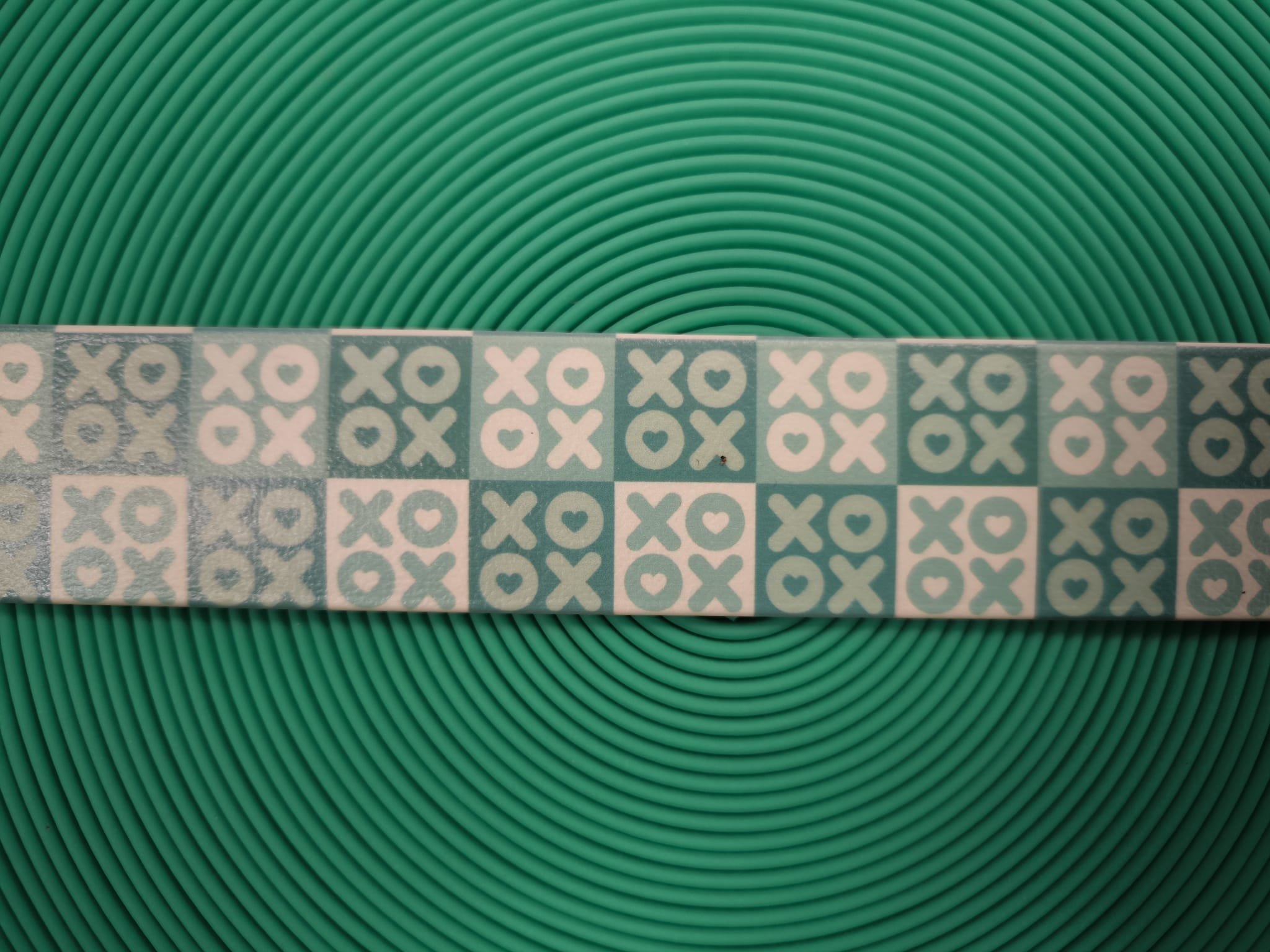 DIY Teal XO Love ColorThan® design s poniklovanými komponenty 