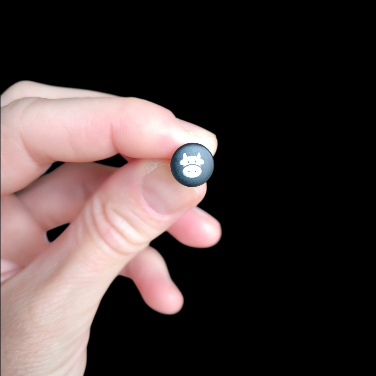 Gravírovaný motiv - pár zavřených nýtů - 10 mm 